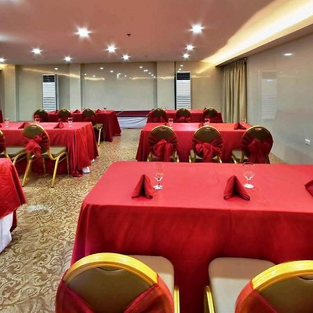 D Circle Hotel Манила Экстерьер фото