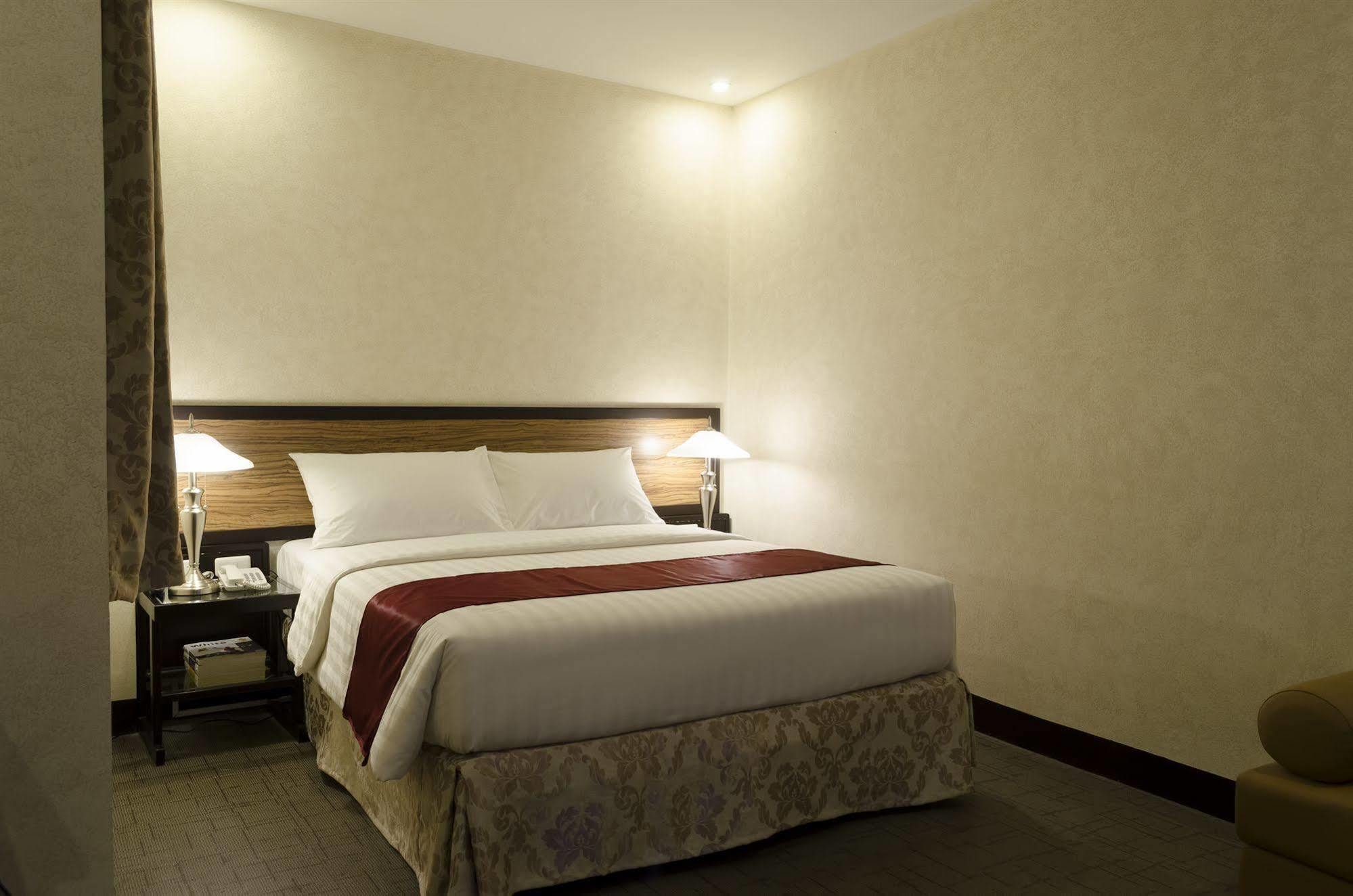 D Circle Hotel Манила Экстерьер фото